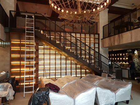 Гостиница Украина. Ресторан Тамани. Лестница, ограждения и стеллажи с подсветкой