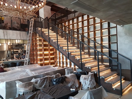 Гостиница Украина. Ресторан Тамани. Лестница, ограждения и стеллажи с подсветкой