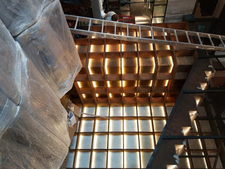 Гостиница Украина. Ресторан Тамани. Лестница, ограждения и стеллажи с подсветкой