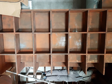 Гостиница Украина. Ресторан Тамани. Лестница, ограждения и стеллажи с подсветкой