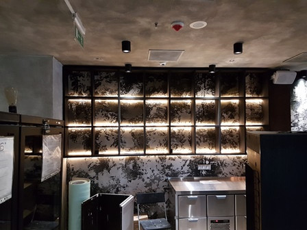 Гостиница Украина. Ресторан Тамани. Лестница, ограждения и стеллажи с подсветкой