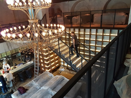 Гостиница Украина. Ресторан Тамани. Лестница, ограждения и стеллажи с подсветкой