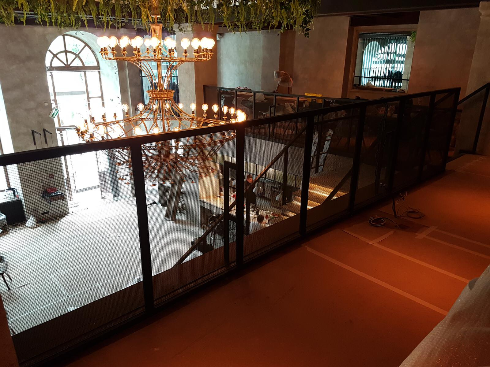 Гостиница Украина. Ресторан Тамани. Лестница, ограждения и стеллажи с подсветкой