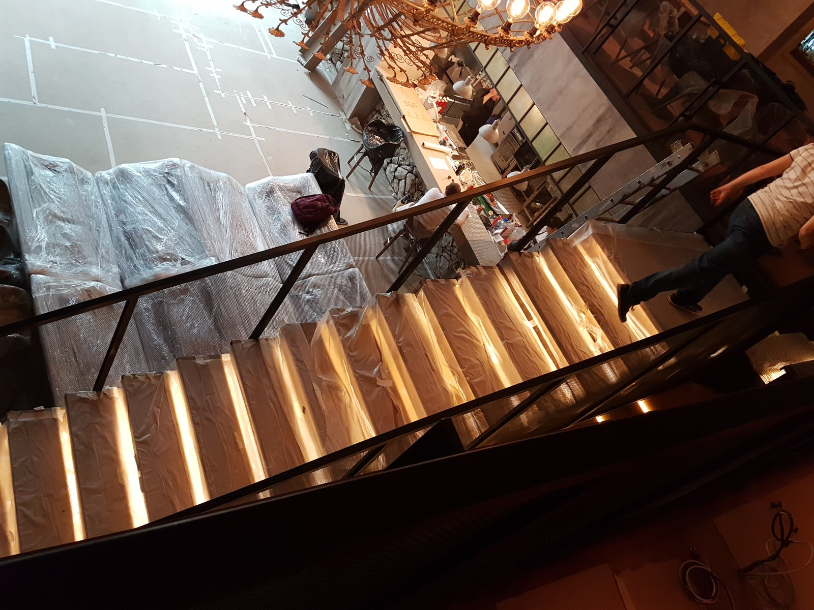 Гостиница Украина. Ресторан Тамани. Лестница, ограждения и стеллажи с подсветкой