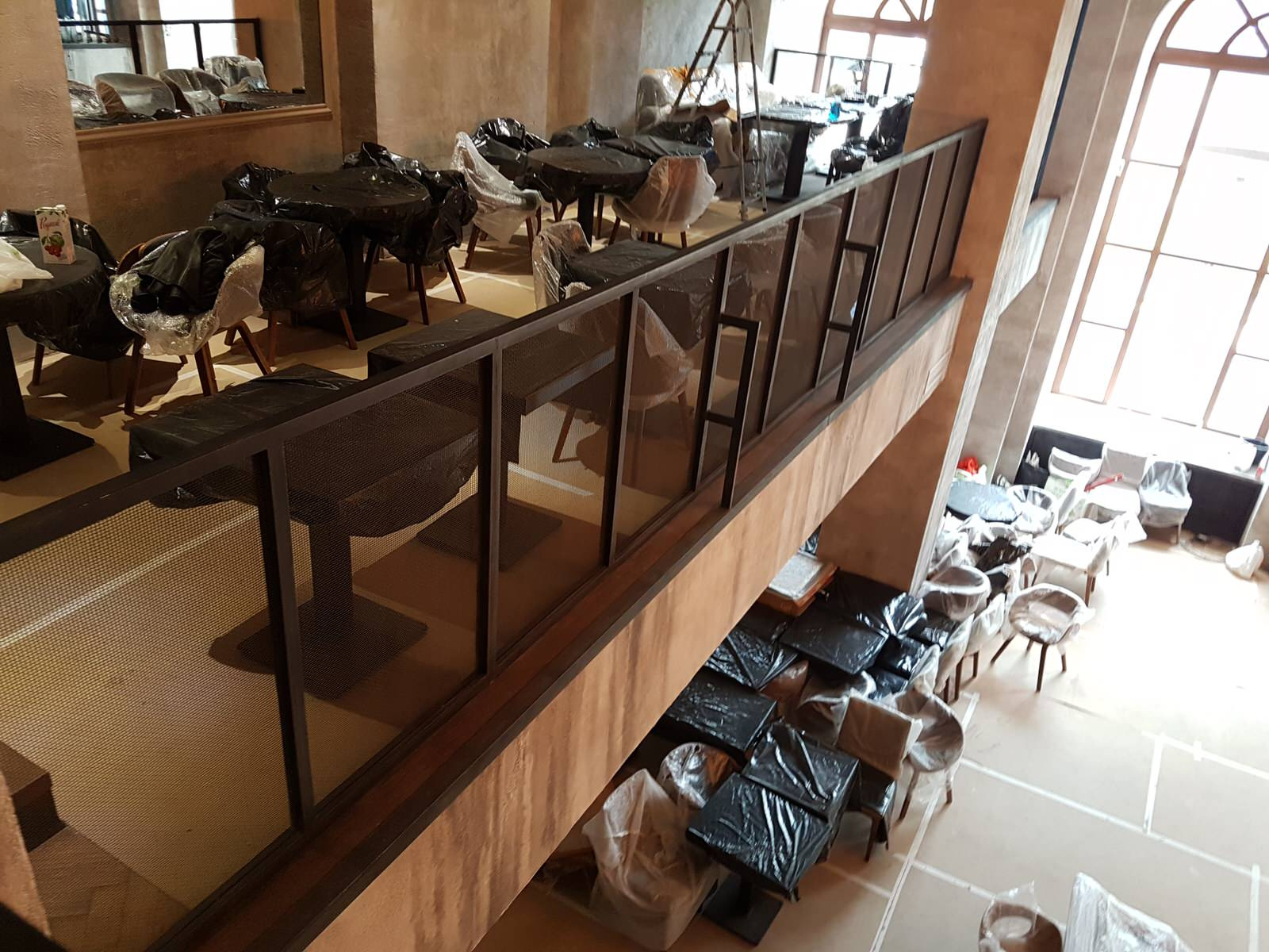 Гостиница Украина. Ресторан Тамани. Лестница, ограждения и стеллажи с подсветкой