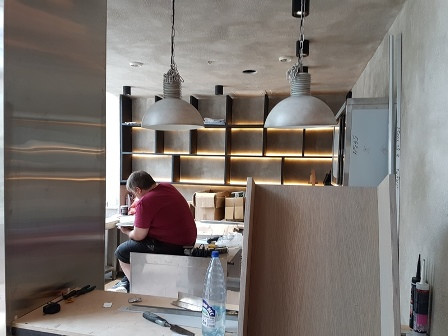 Гостиница Украина. Ресторан Тамани. Лестница, ограждения и стеллажи с подсветкой