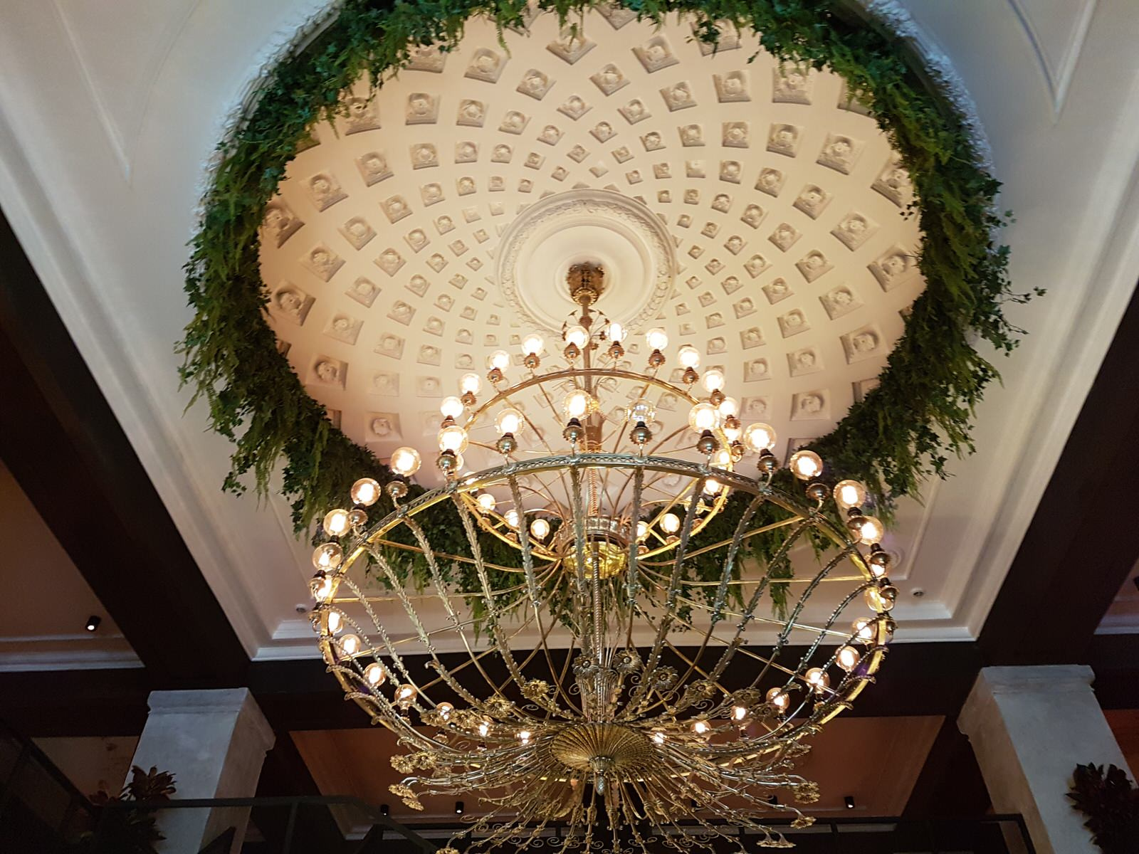 Гостиница Украина. Ресторан Тамани. Лестница, ограждения и стеллажи с подсветкой