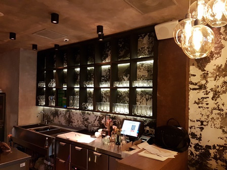 Гостиница Украина. Ресторан Тамани. Лестница, ограждения и стеллажи с подсветкой