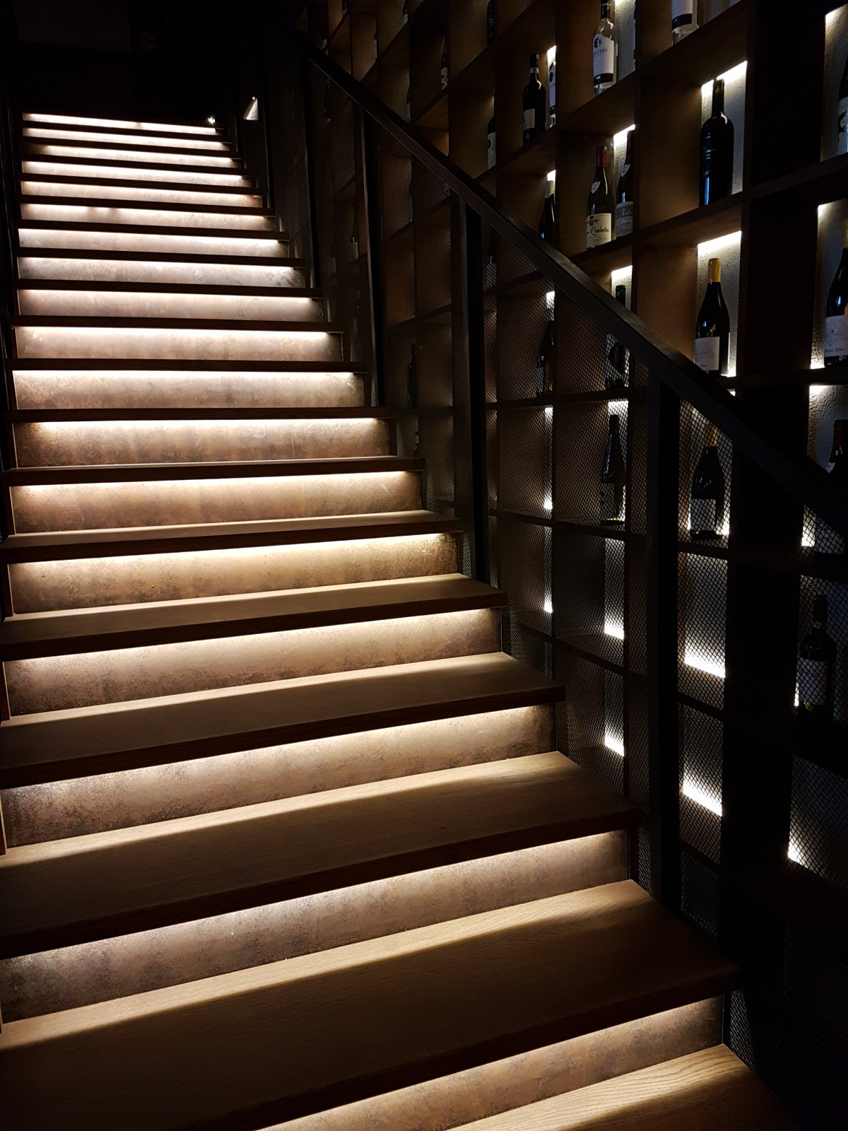 Гостиница Украина. Ресторан Тамани. Лестница, ограждения и стеллажи с подсветкой