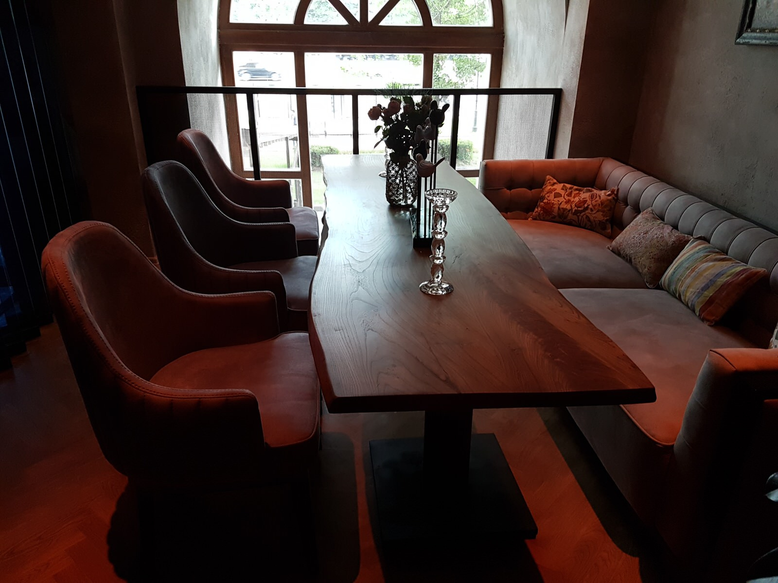 Гостиница Украина. Ресторан Тамани. Лестница, ограждения и стеллажи с подсветкой