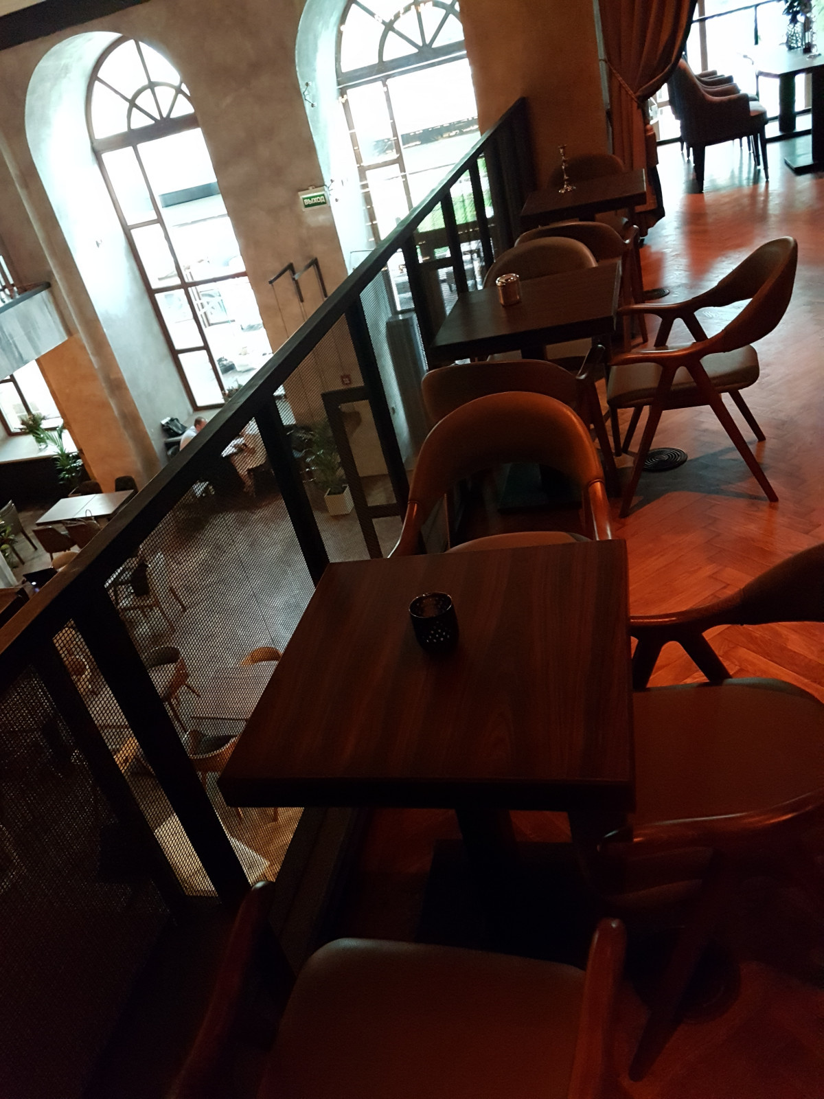 Гостиница Украина. Ресторан Тамани. Лестница, ограждения и стеллажи с подсветкой