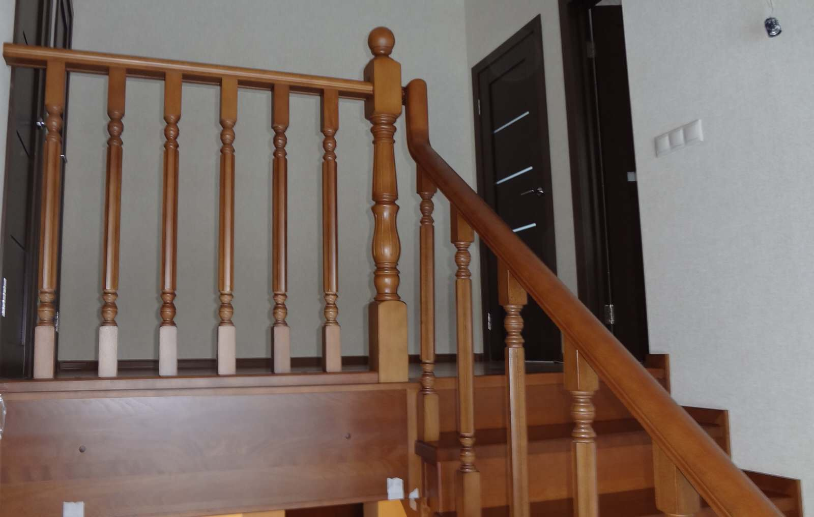 Лестница в доме из дерева бук.Самара пос.Зубчаниновка