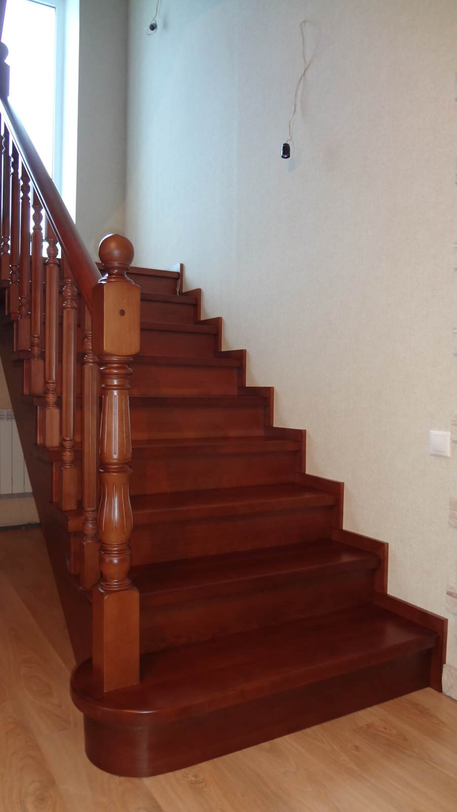 Лестница в доме из дерева бук.Самара пос.Зубчаниновка