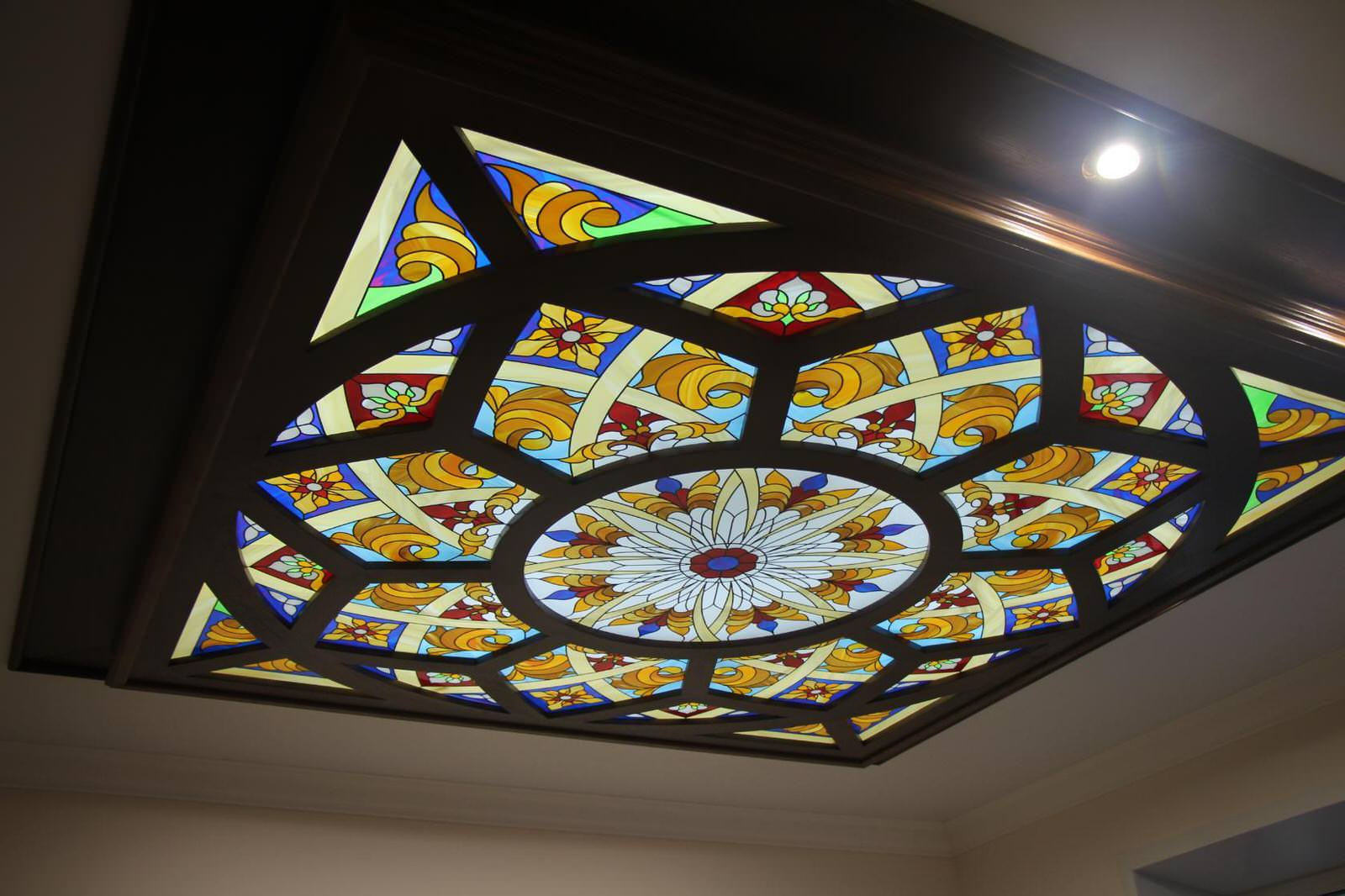 Витражный потолок с готическим рисунком.