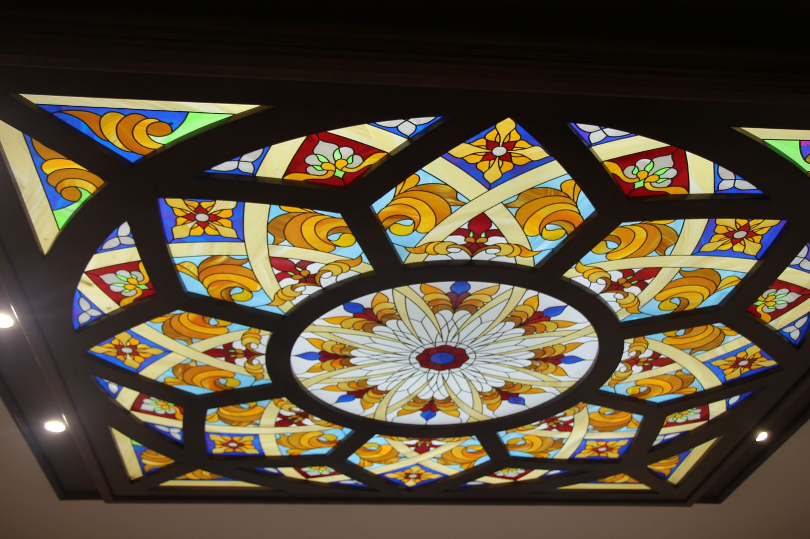 Витражный потолок с готическим рисунком.