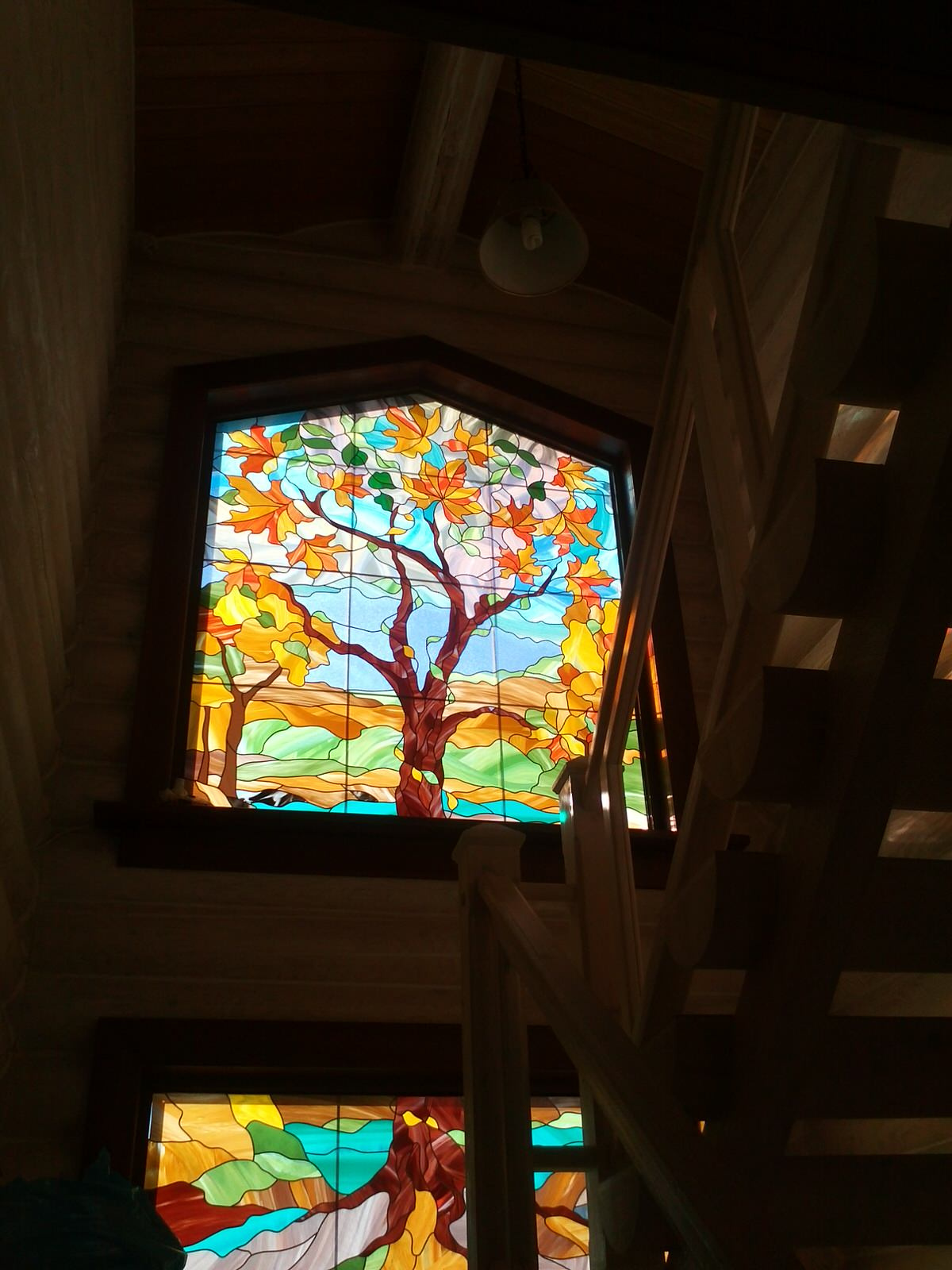 Витражи лестничного пролета.