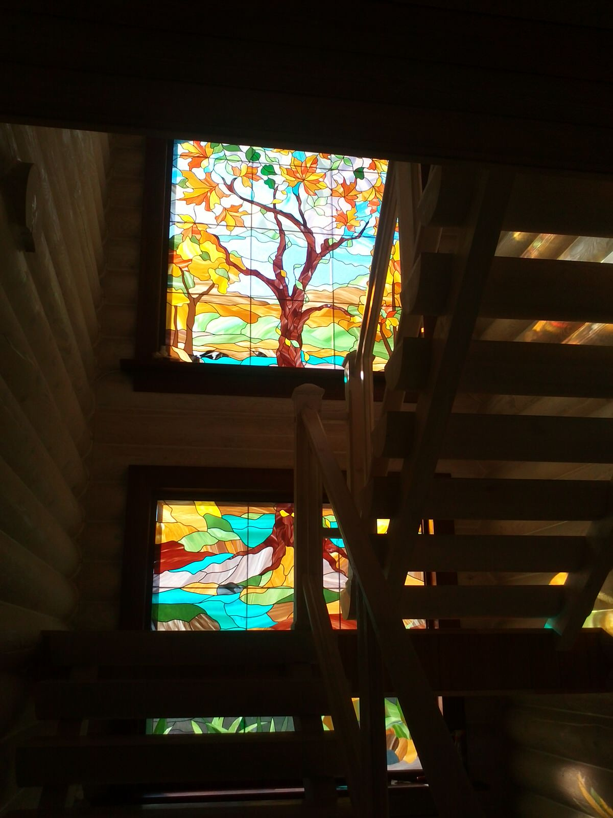 Витражи лестничного пролета.