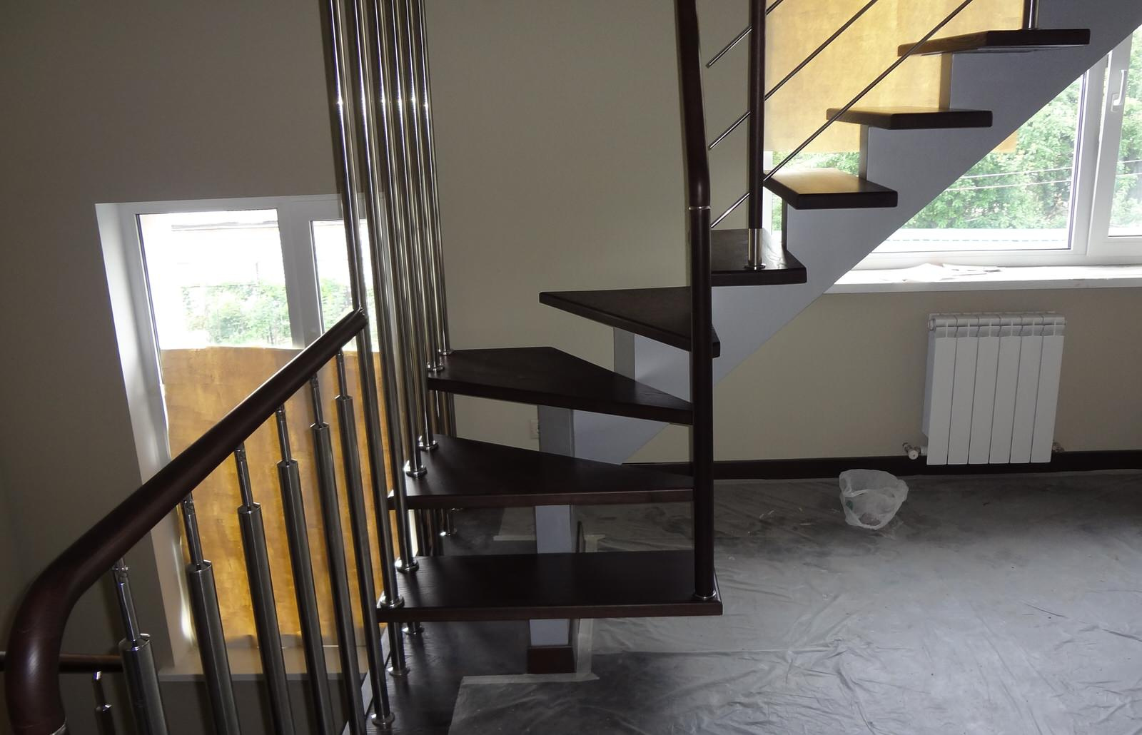 Лестница на второй этаж из дерева ясень.