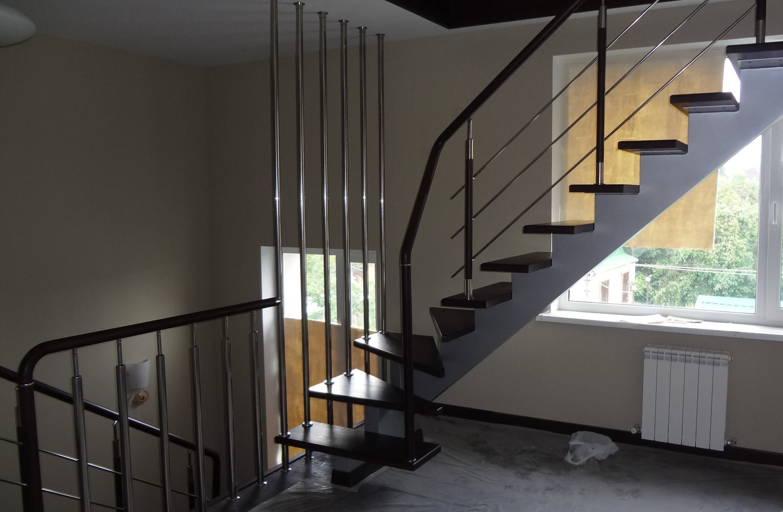 Лестница на второй этаж из дерева ясень.