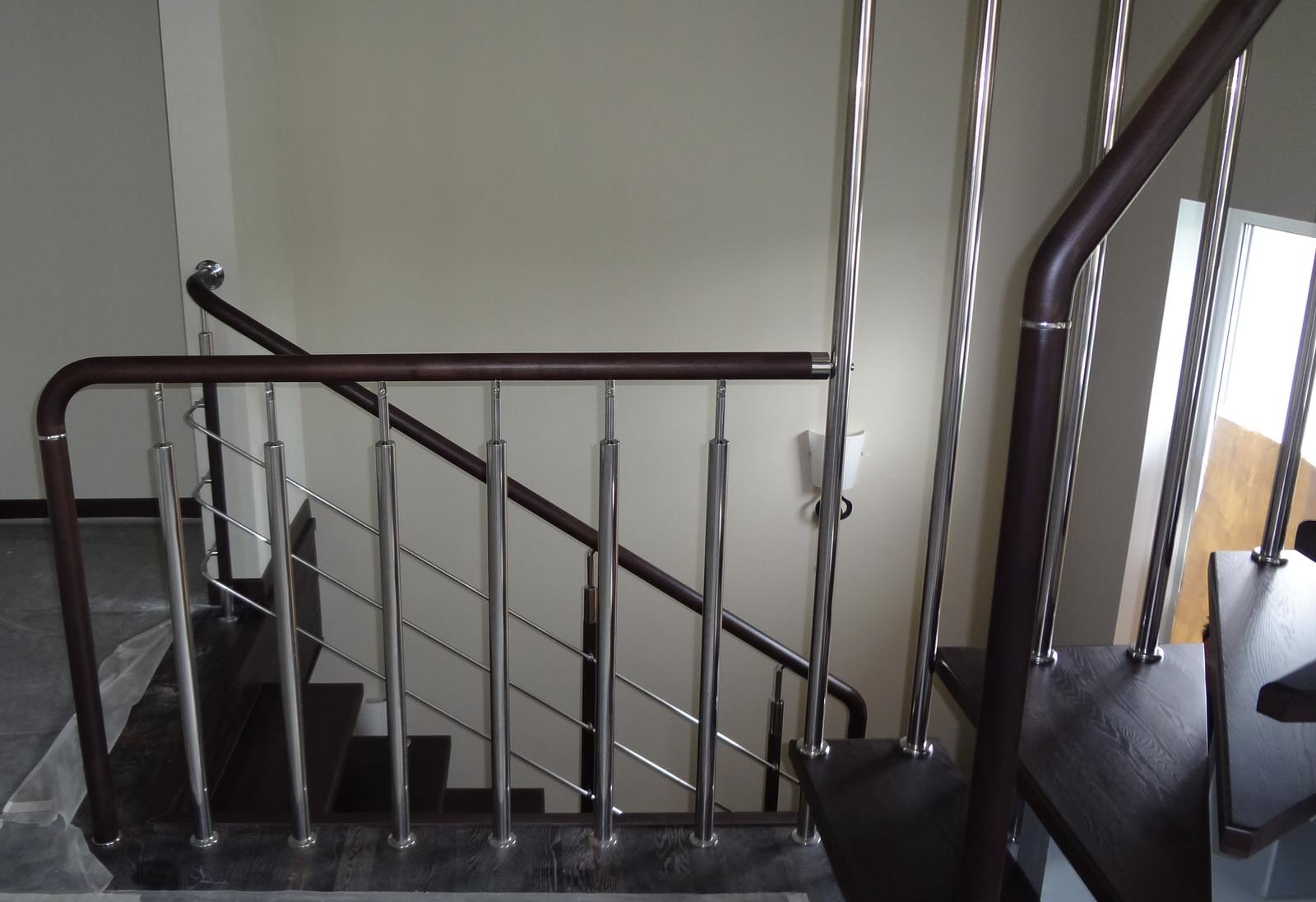 Лестница на второй этаж из дерева ясень.