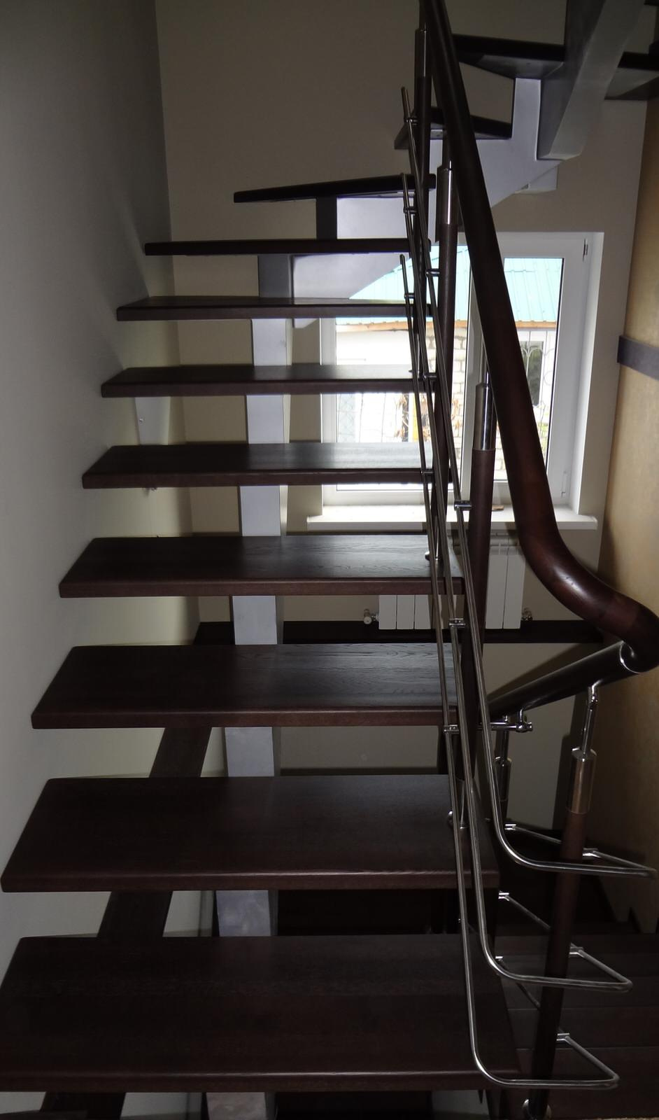 Лестница на второй этаж из дерева ясень.