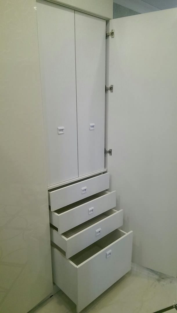 Стеклянный шкаф в коридор.