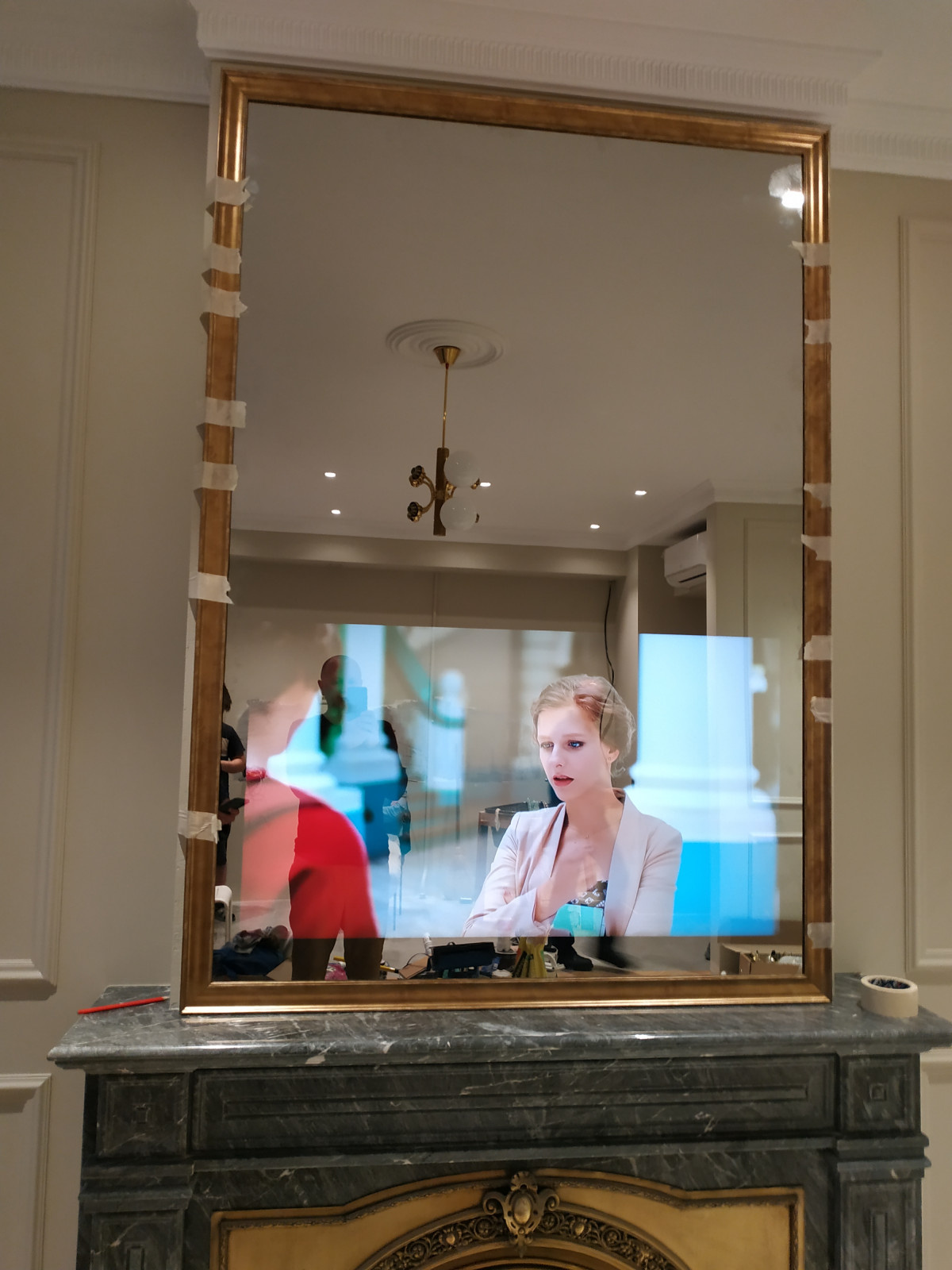 Теле-зеркало в гостиной