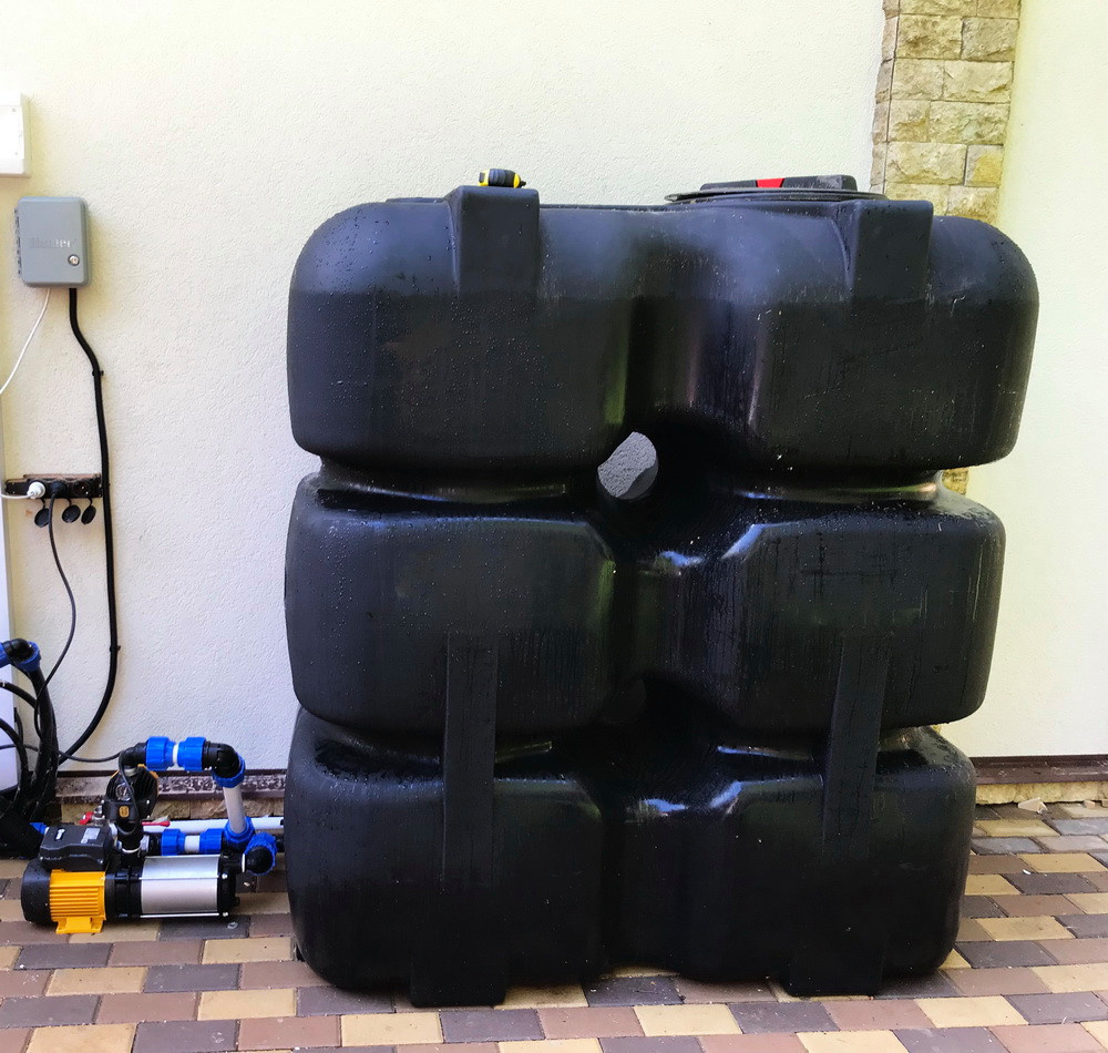 Емкость черного цвета объемом 1500 л