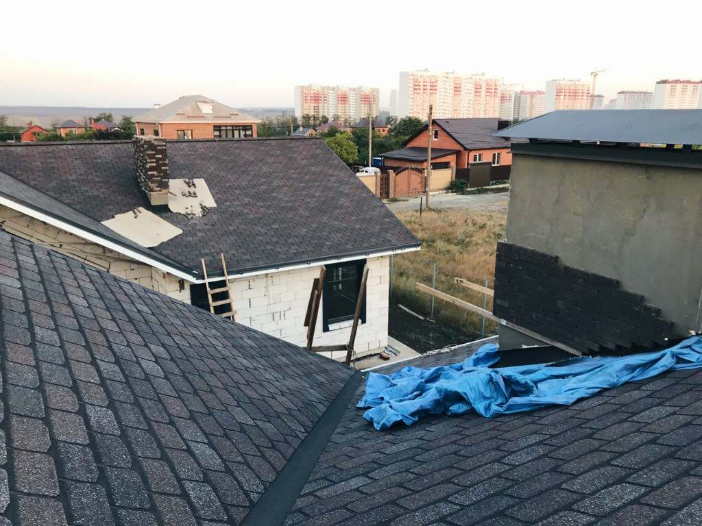 На крыше гибкая кровля, дымоходы облицевали декоративным кирпичом