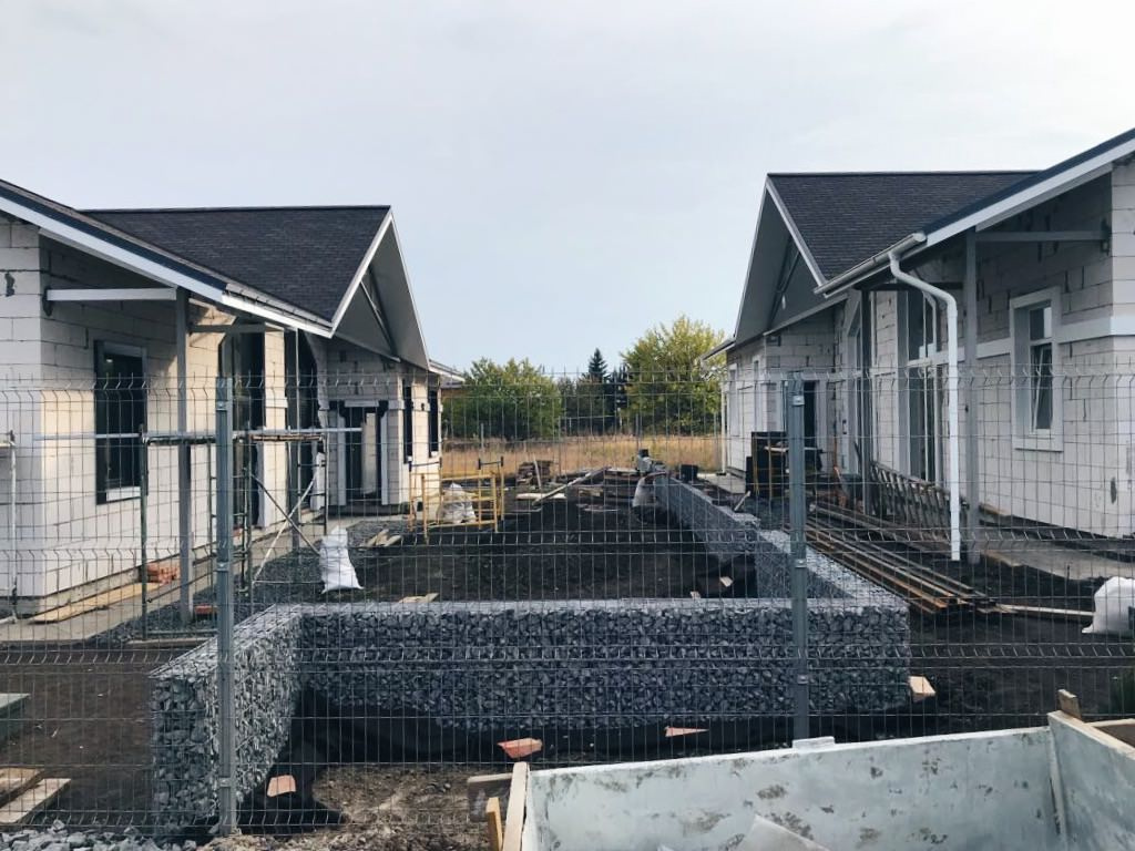 Два дома с общей придомовой территорией