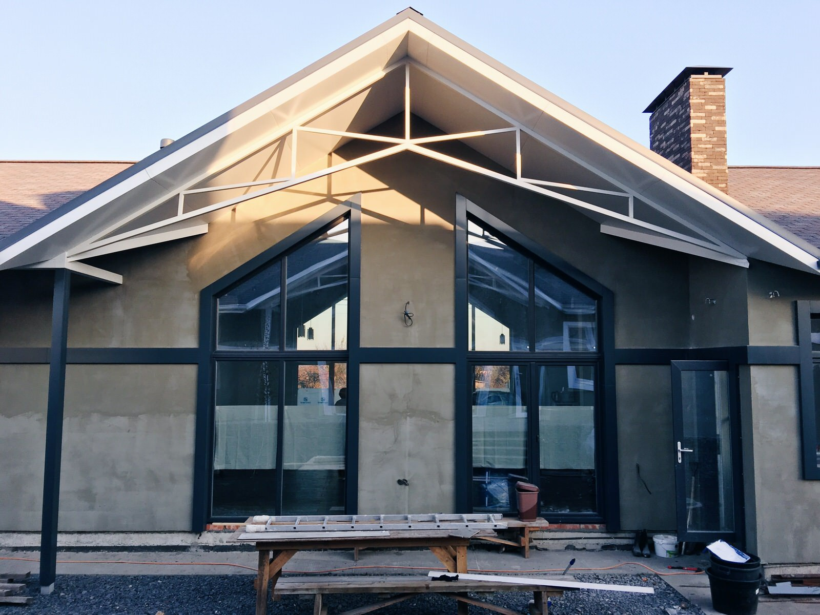 Панорамные окна в зоне кухне-гостиной