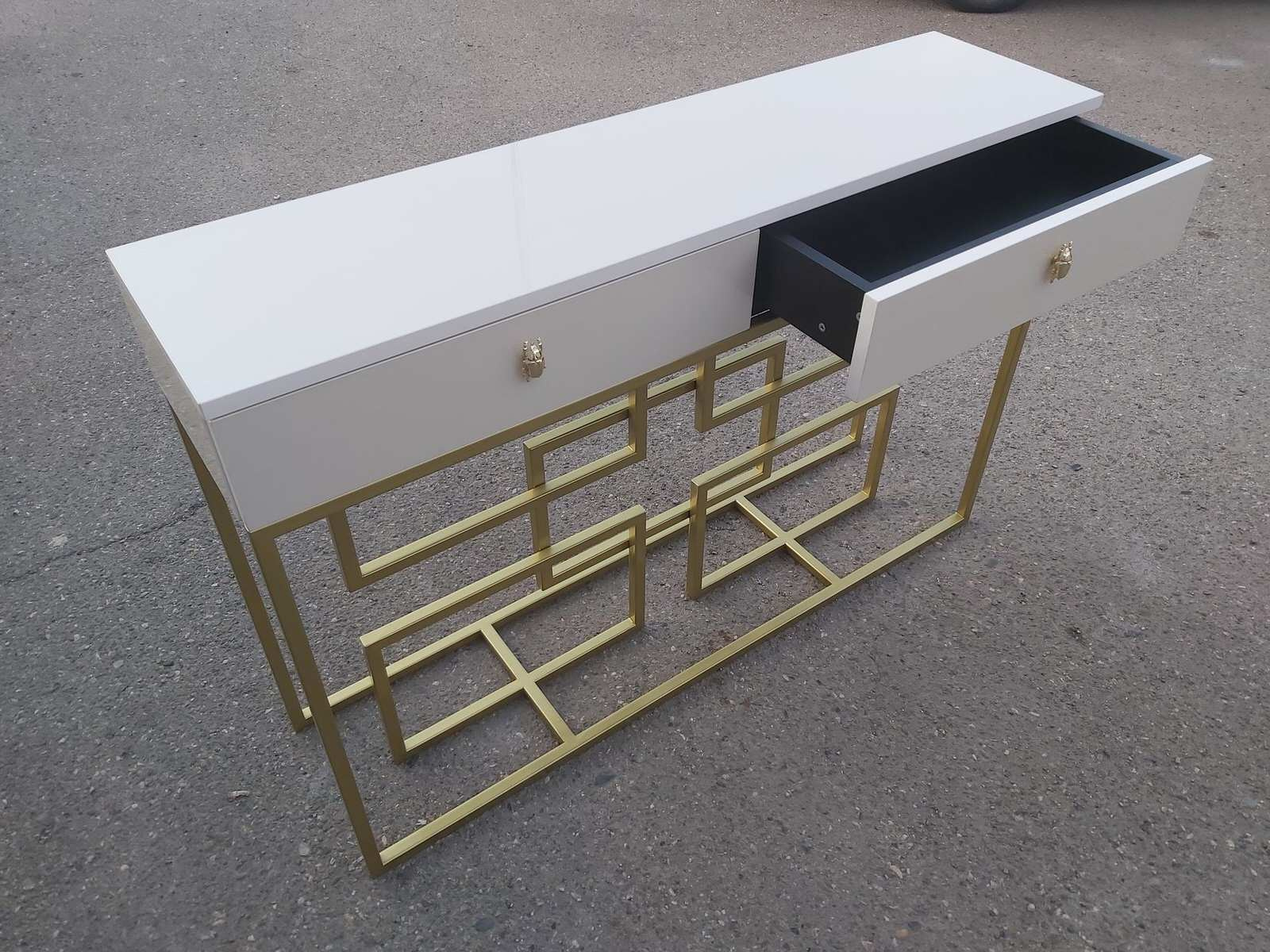 Столы и консоли