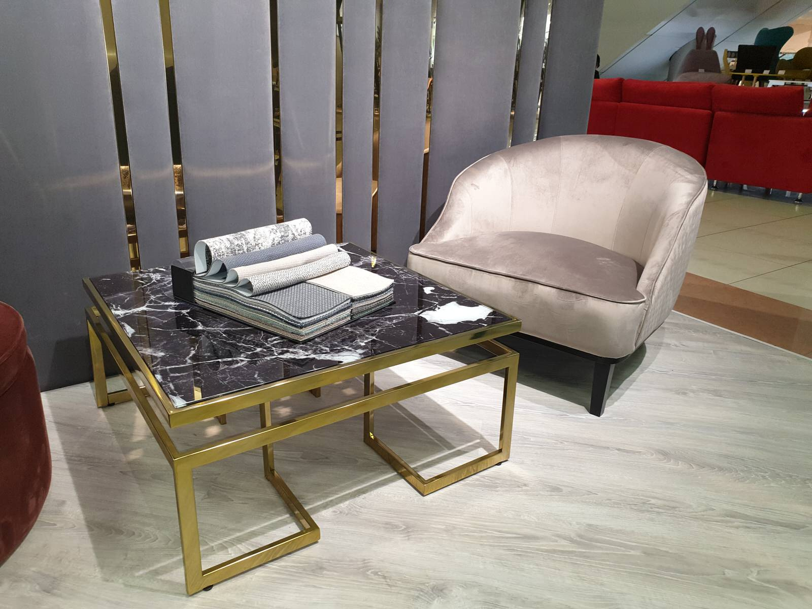 Столы и консоли