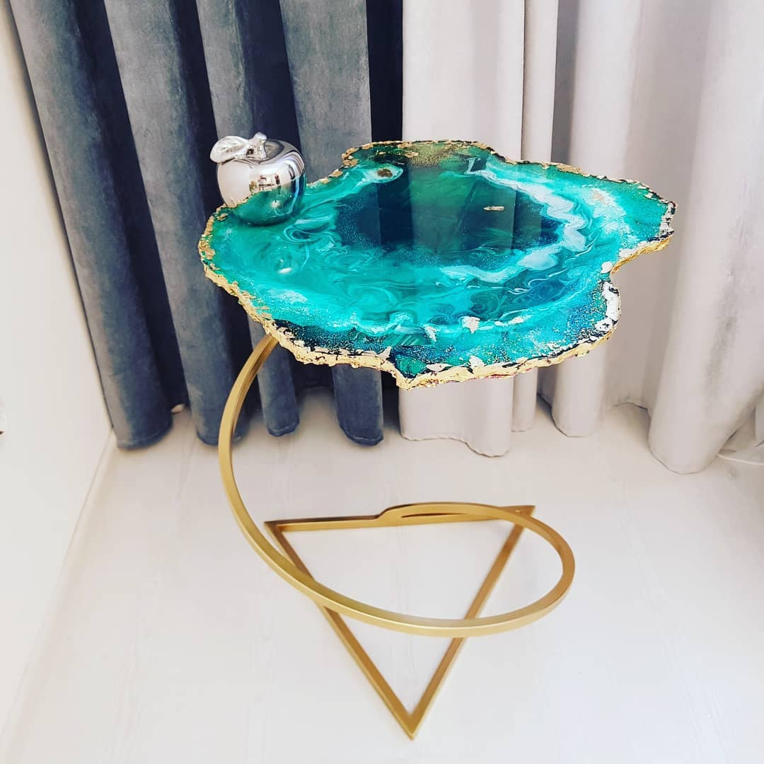 Столы и консоли