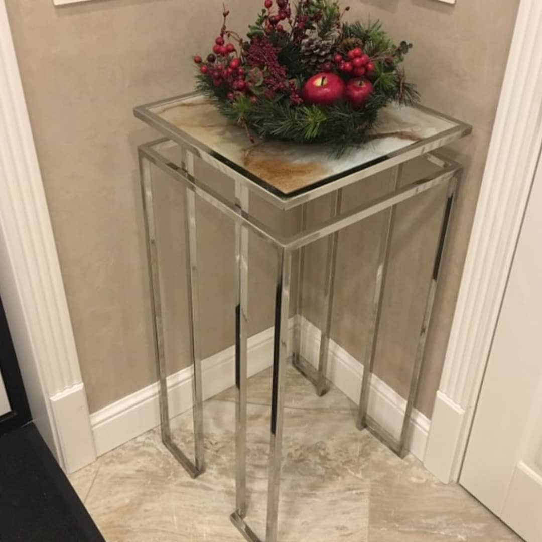 Столы и консоли