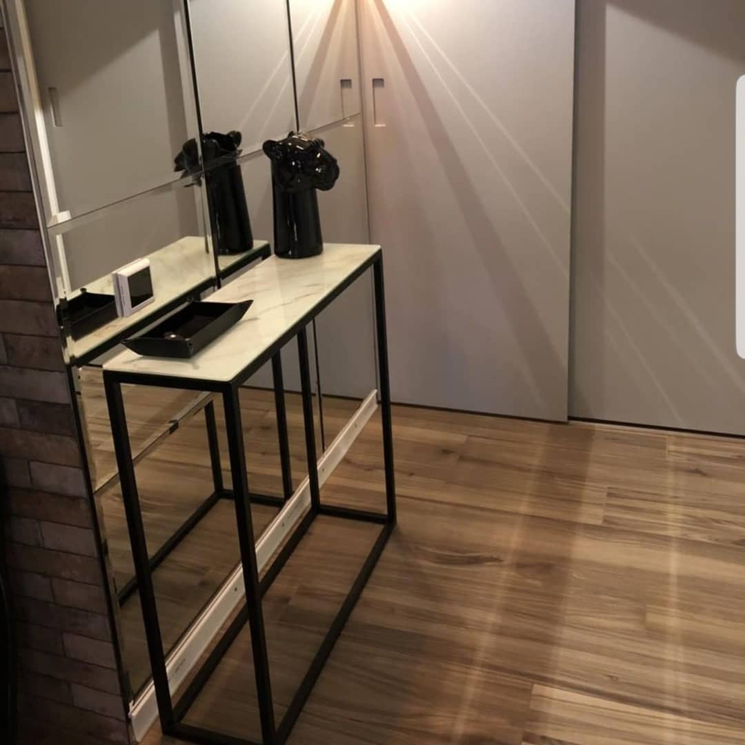 Столы и консоли