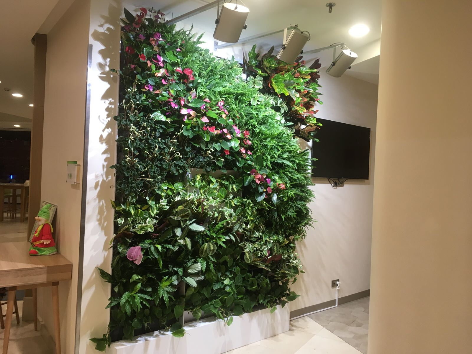 Фитостена в отеле Holiday Inn