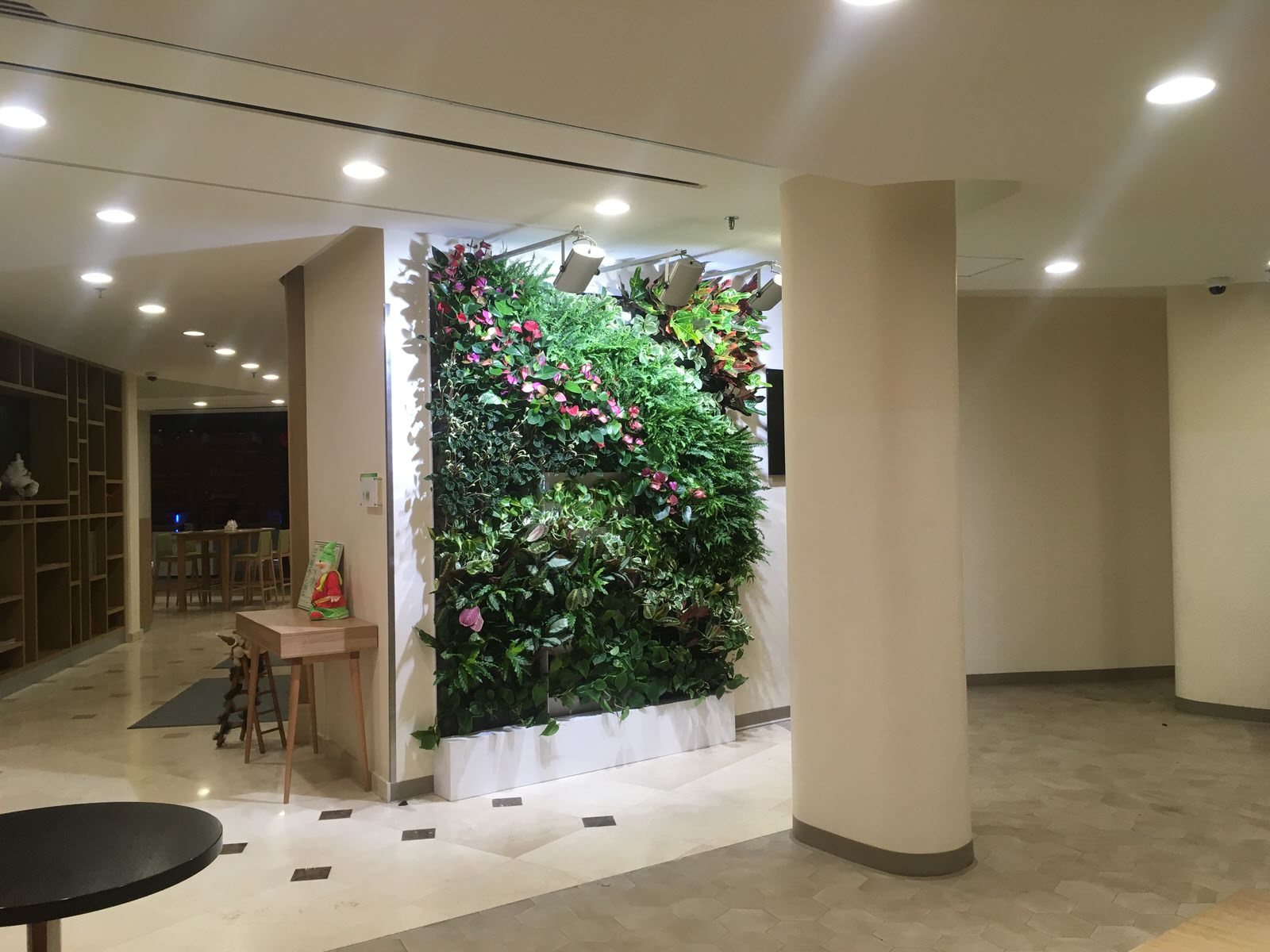 Фитостена в отеле Holiday Inn