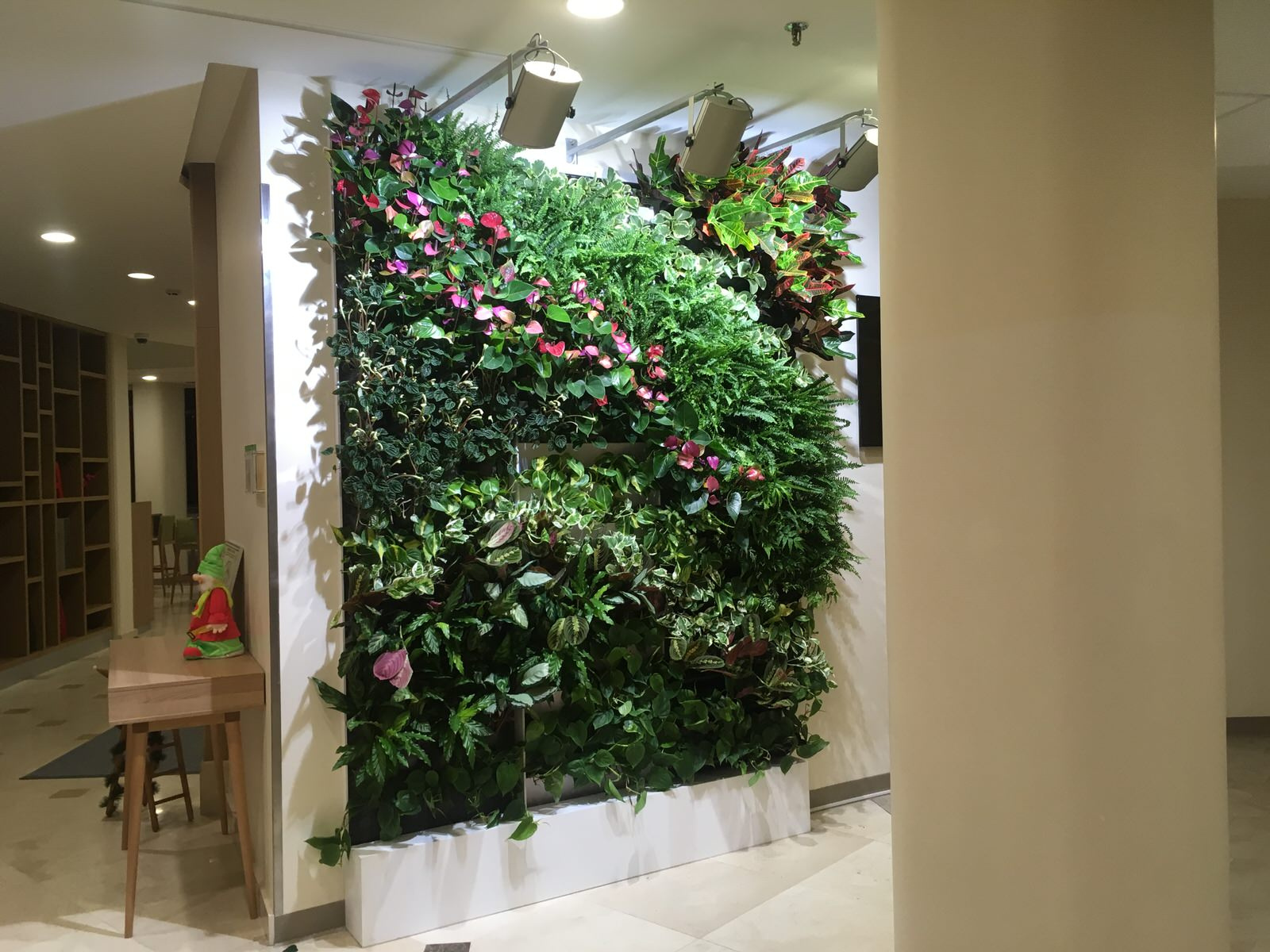 Фитостена в отеле Holiday Inn