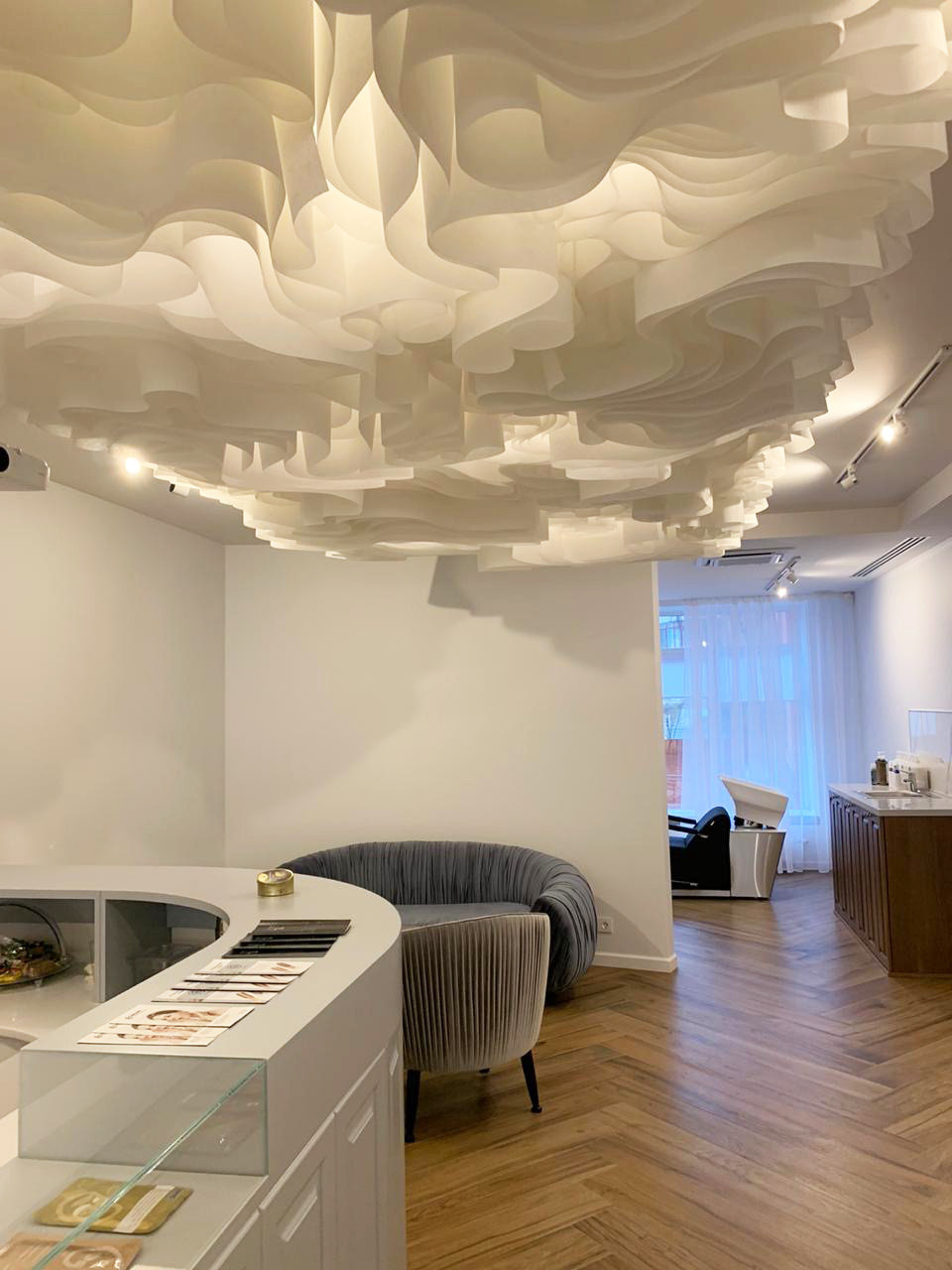 Дизайнерский потолок Wave ceiling для салона красоты в Туле