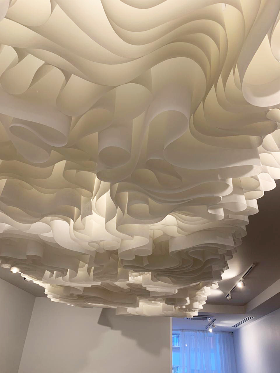 Дизайнерский потолок Wave ceiling для салона красоты в Туле