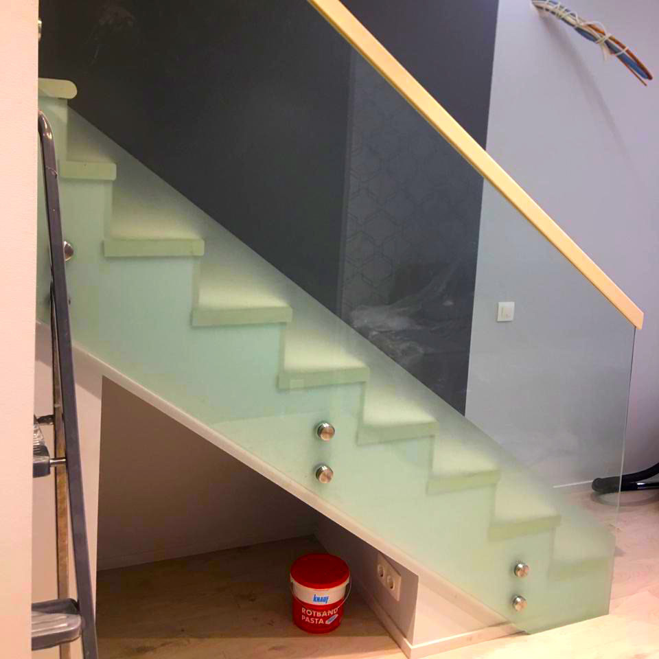 Самонесущие стеклянные перила с матировкой