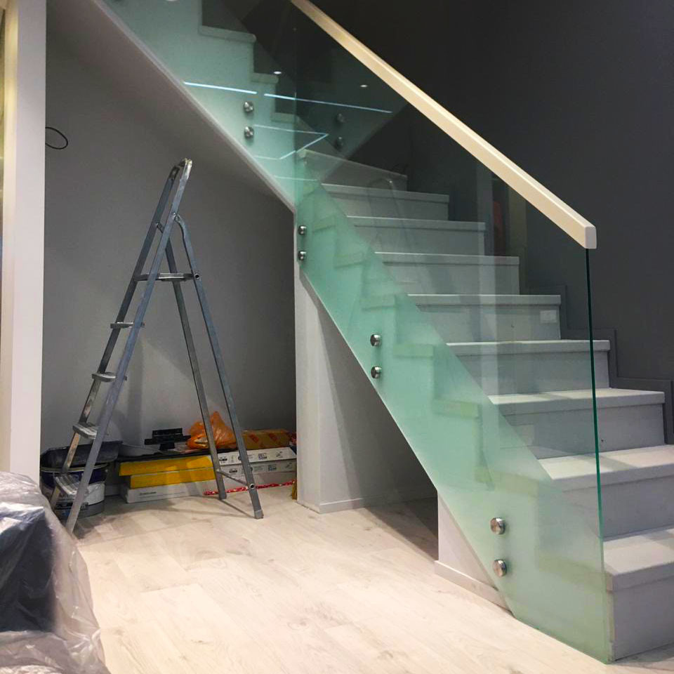 Самонесущие стеклянные перила с матировкой