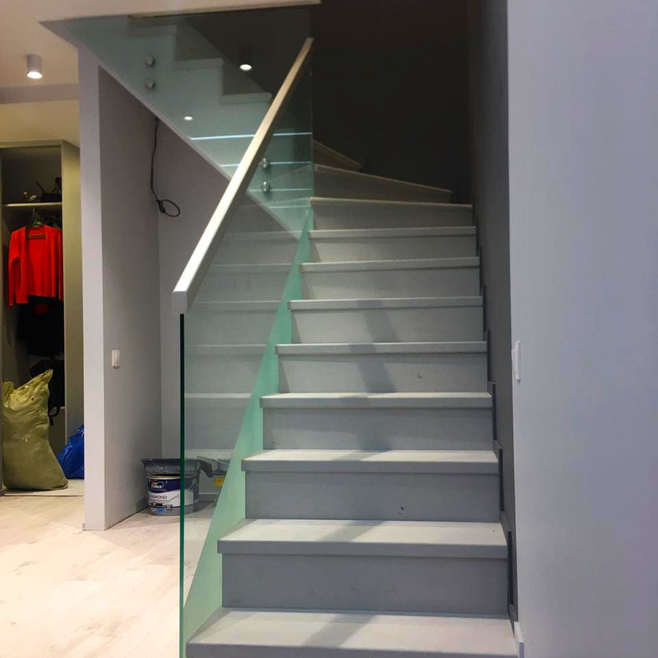 Самонесущие стеклянные перила с матировкой