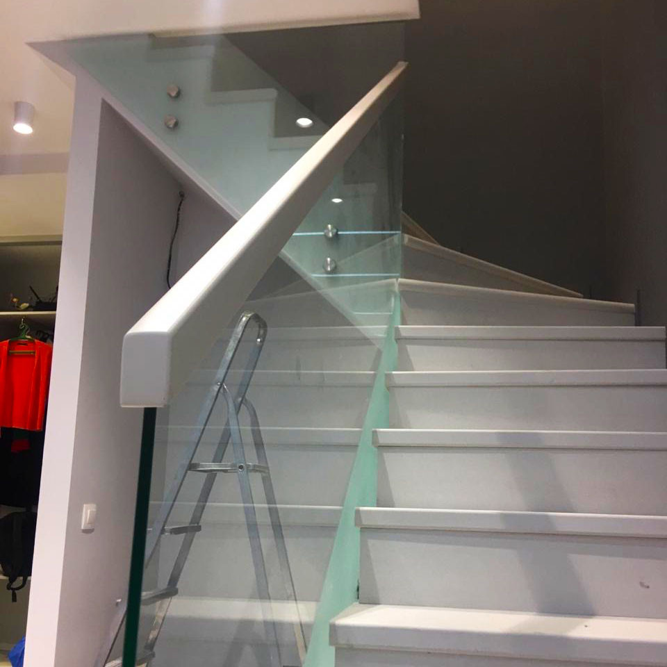 Самонесущие стеклянные перила с матировкой