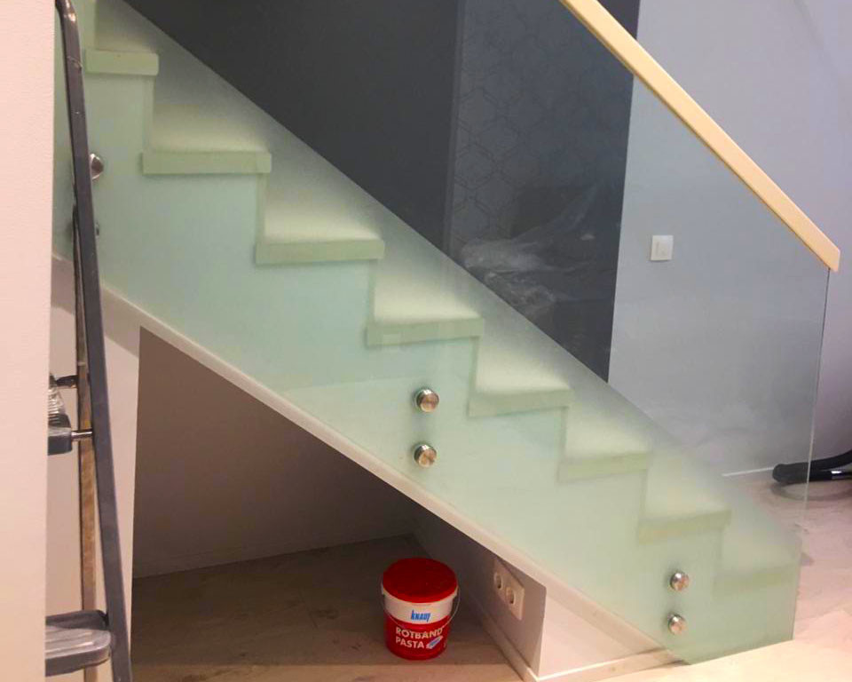 Самонесущие стеклянные перила с матировкой