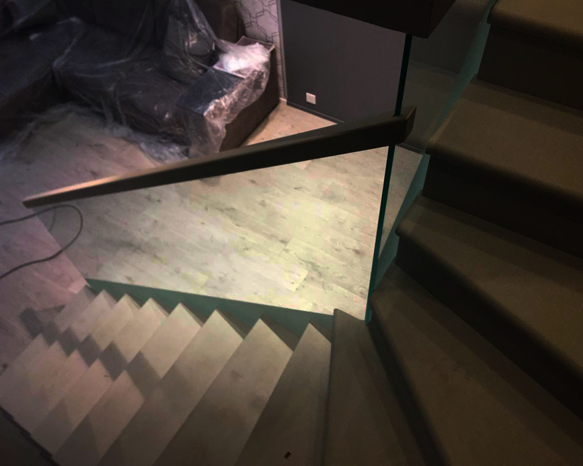 Самонесущие стеклянные перила с матировкой