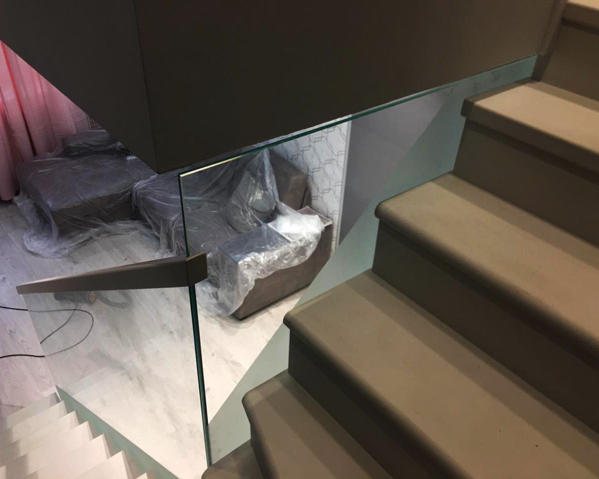 Самонесущие стеклянные перила с матировкой