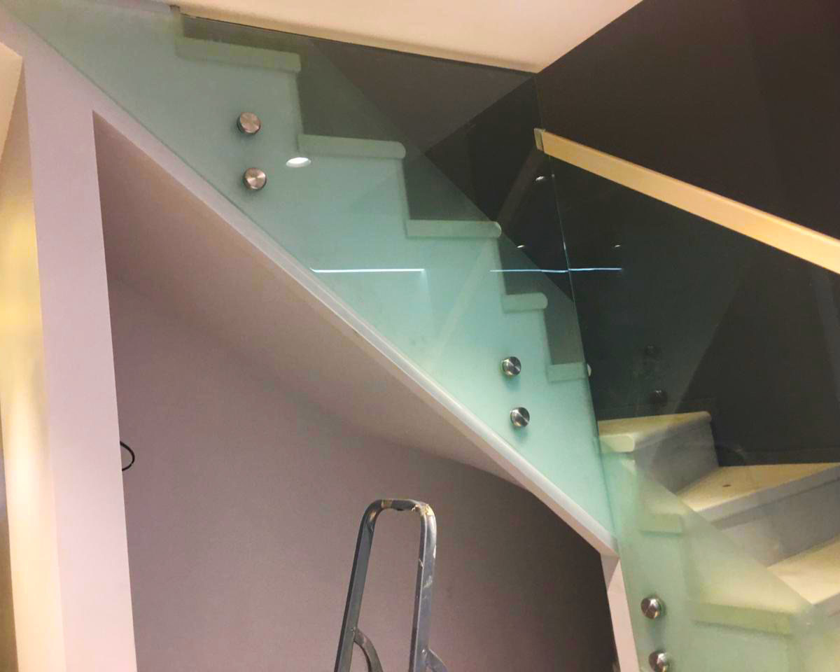 Обложка проекта: Лестничные самонесущие перила с матировкой