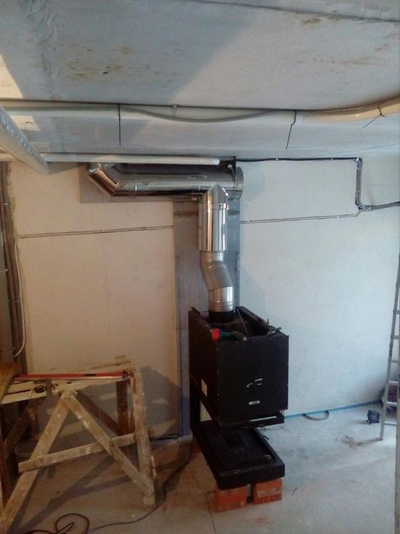 Установка трехстороннего камина с полкой из натурального камня